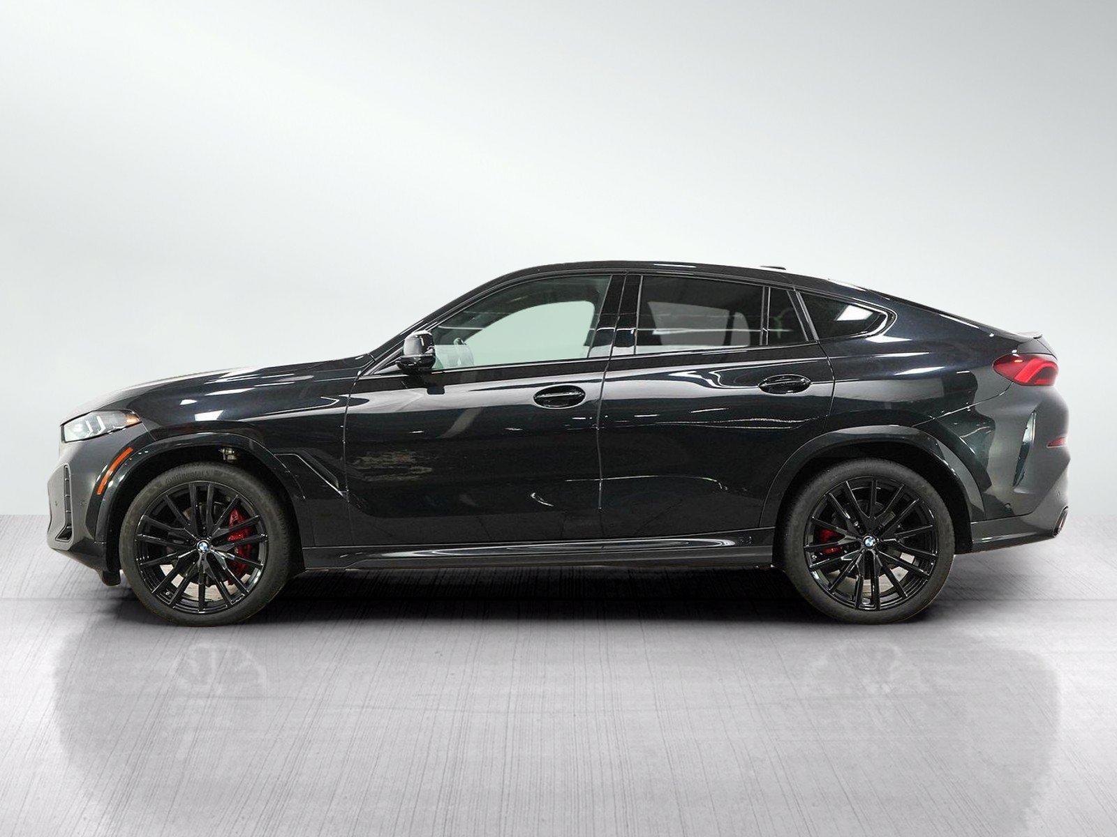 Used 2024  BMW xDrive40i Sports Activity Coupe image 2