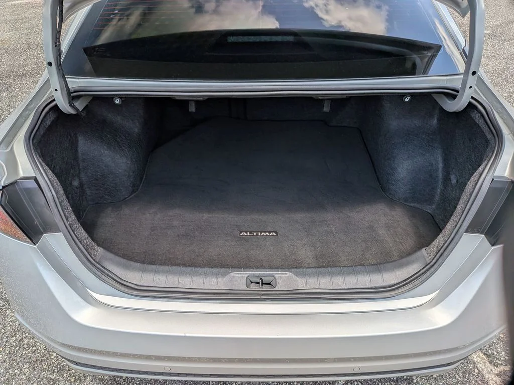 Used 2023 Silver Nissan 2.5 SV image 33