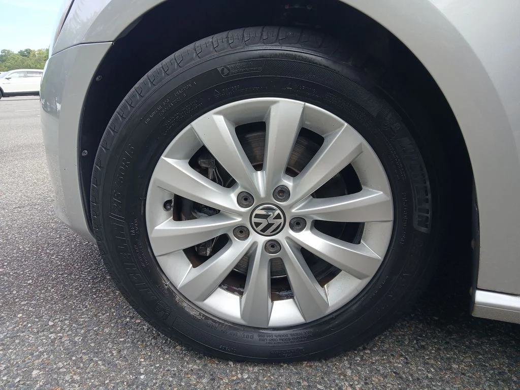 Used 2012 Silver Volkswagen 2.5 S image 24