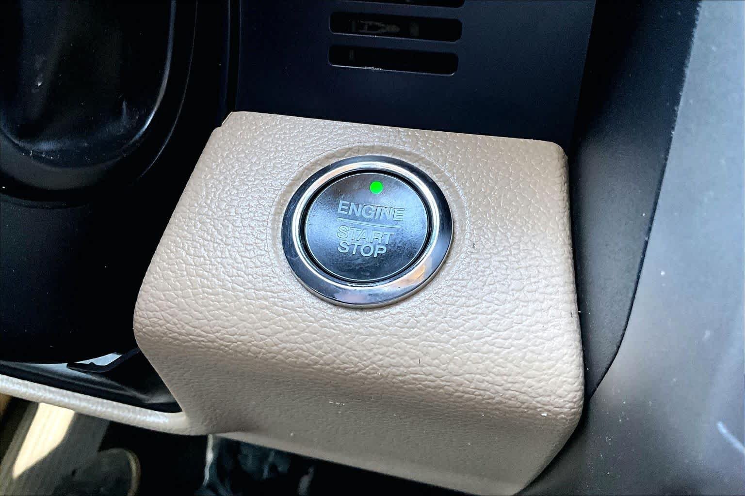 Used 2017 White Platinum Metallic Tri-Coat Ford Lariat image 35