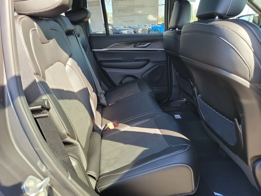 New 2026 Baltic Gray Metallic Clear-Coat Exterior Paint Jeep Altitude image 16