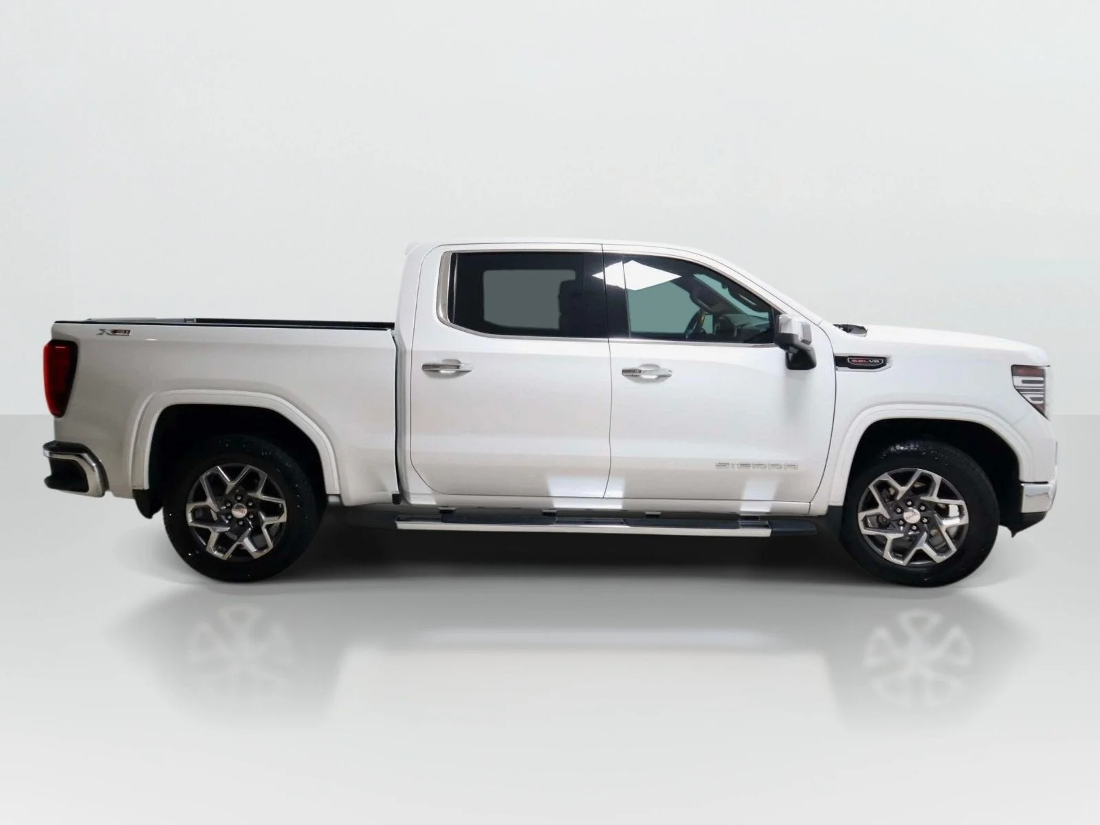 Used 2022 White Frost Tricoat GMC SLT image 6