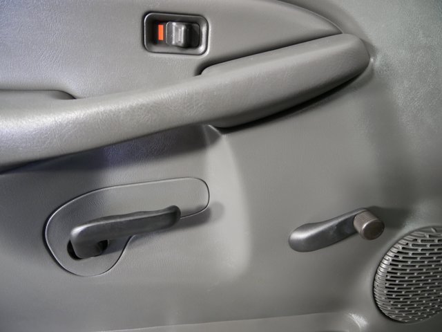 Used 2003 Pewter Metallic GMC  image 21