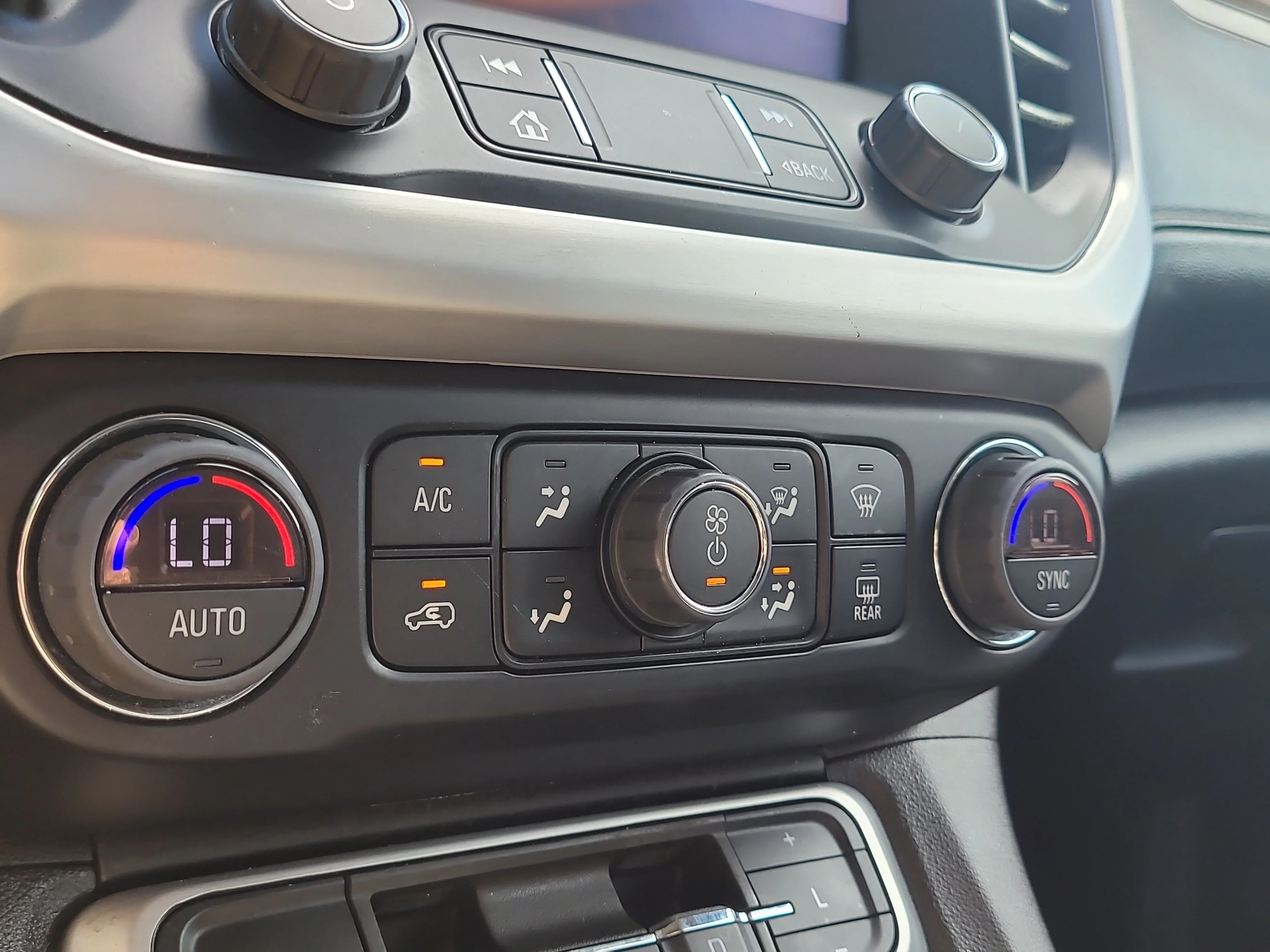 Used 2023 Summit White GMC SLE image 25