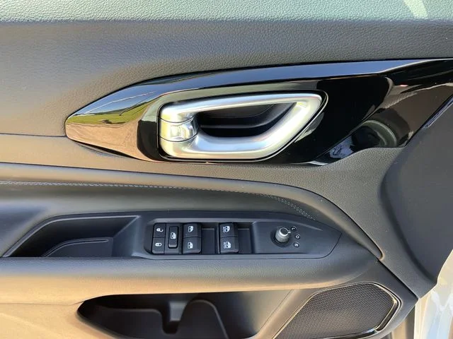 New 2026 Bright White Clearcoat Jeep Latitude image 14