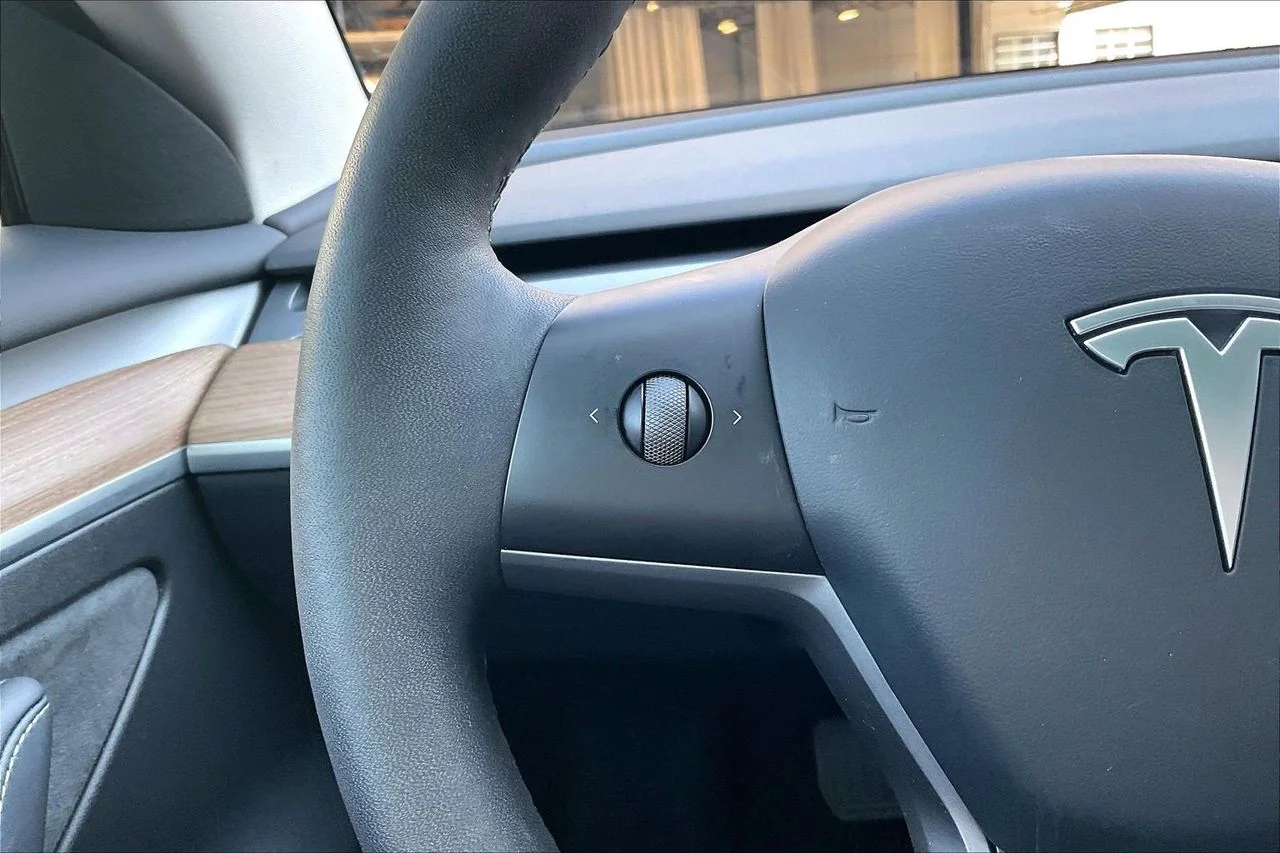 Used 2023  Tesla Base image 31