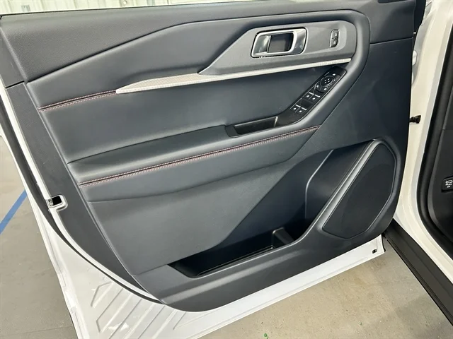 New 2026 Star White Metallic Tri-Coat FORD ST-Line image 22