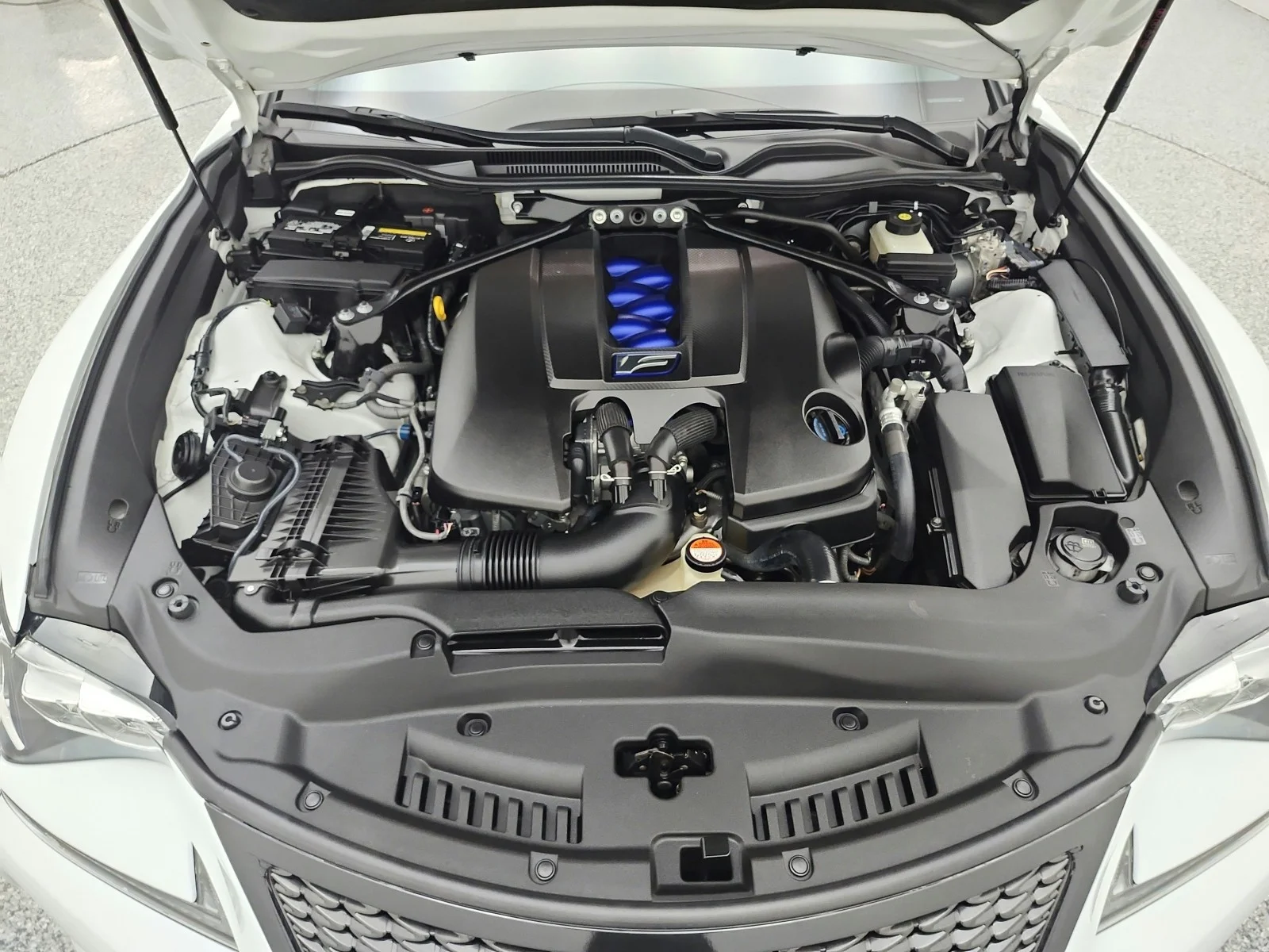 Used 2015 Ultra White Lexus  image 16