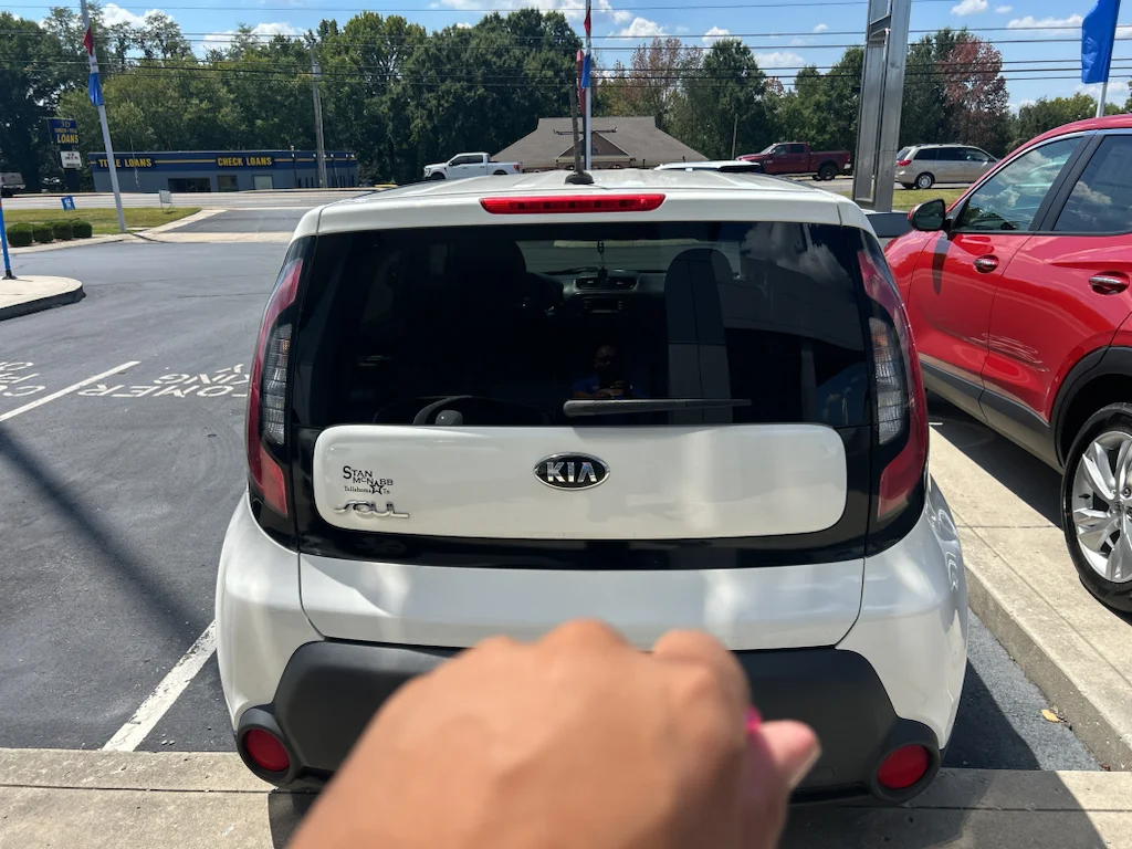 Used 2016 White Kia Base image 4