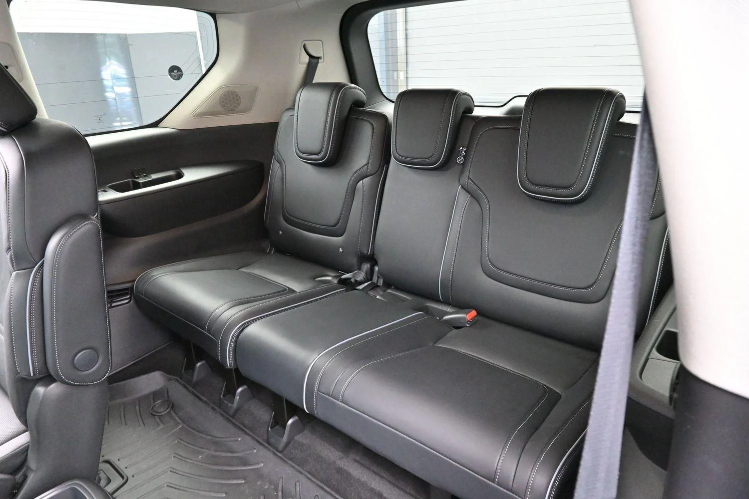 Used 2025 Black Obsidian INFINITI LUXE image 32
