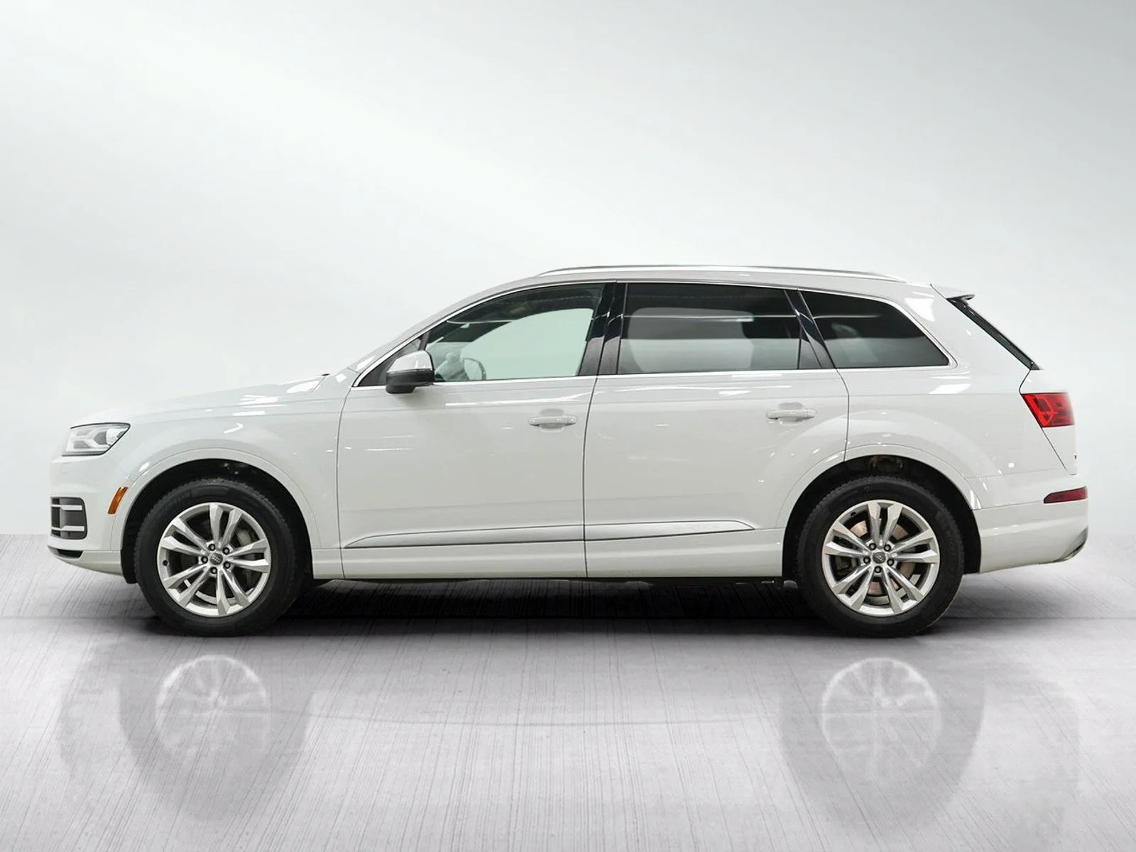 Used 2018 Audi Q7 Premium with VIN WA1AAAF70JD006218 for sale in Burnsville, Minnesota