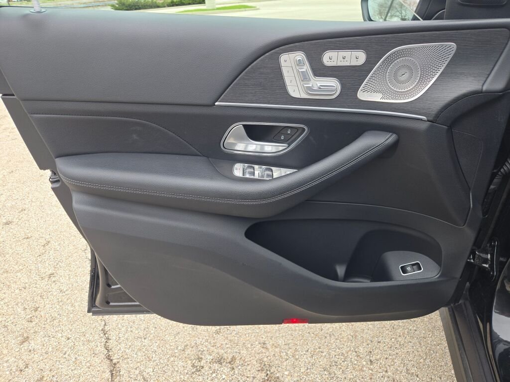 Used 2025  Mercedes-Benz GLS 450 image 21