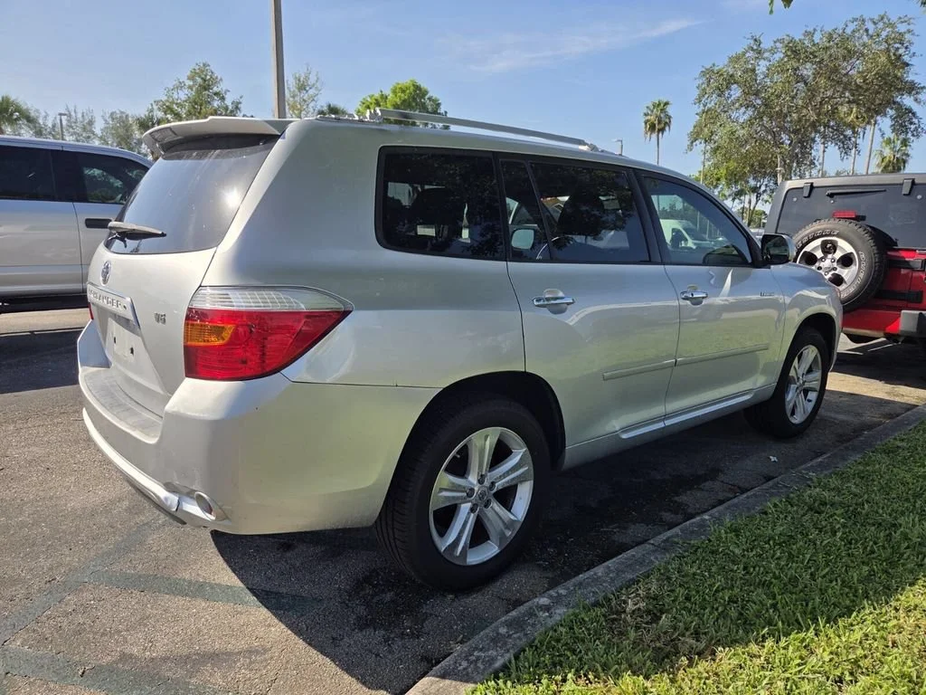 Used 2009 Classic Silver Metallic Toyota Limited image 5