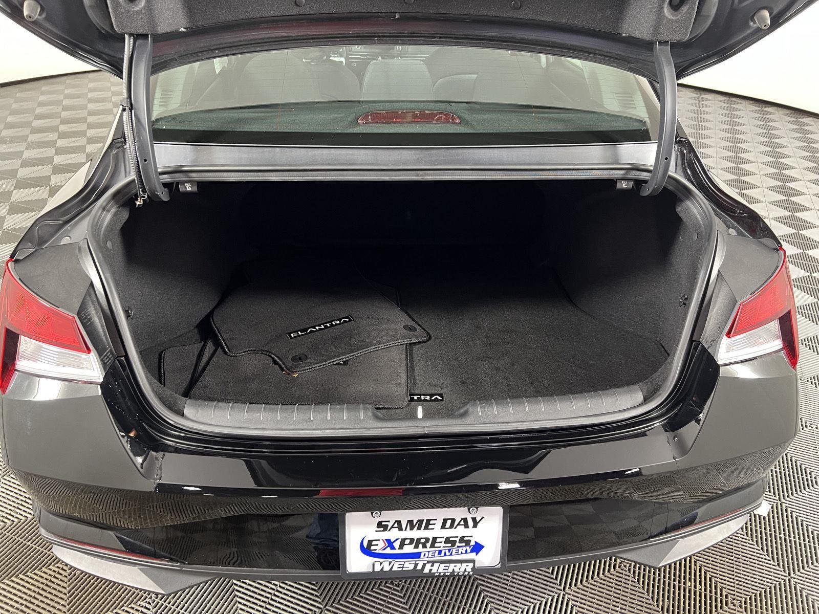 Used 2023 Phantom Black Hyundai SEL image 10