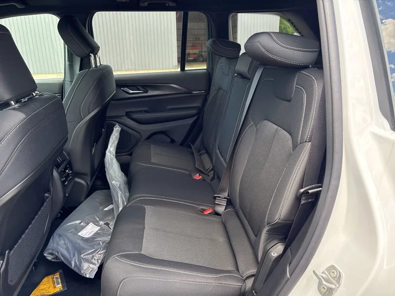 New 2026 Bright White Clear-Coat Exterior Paint Jeep Laredo image 15