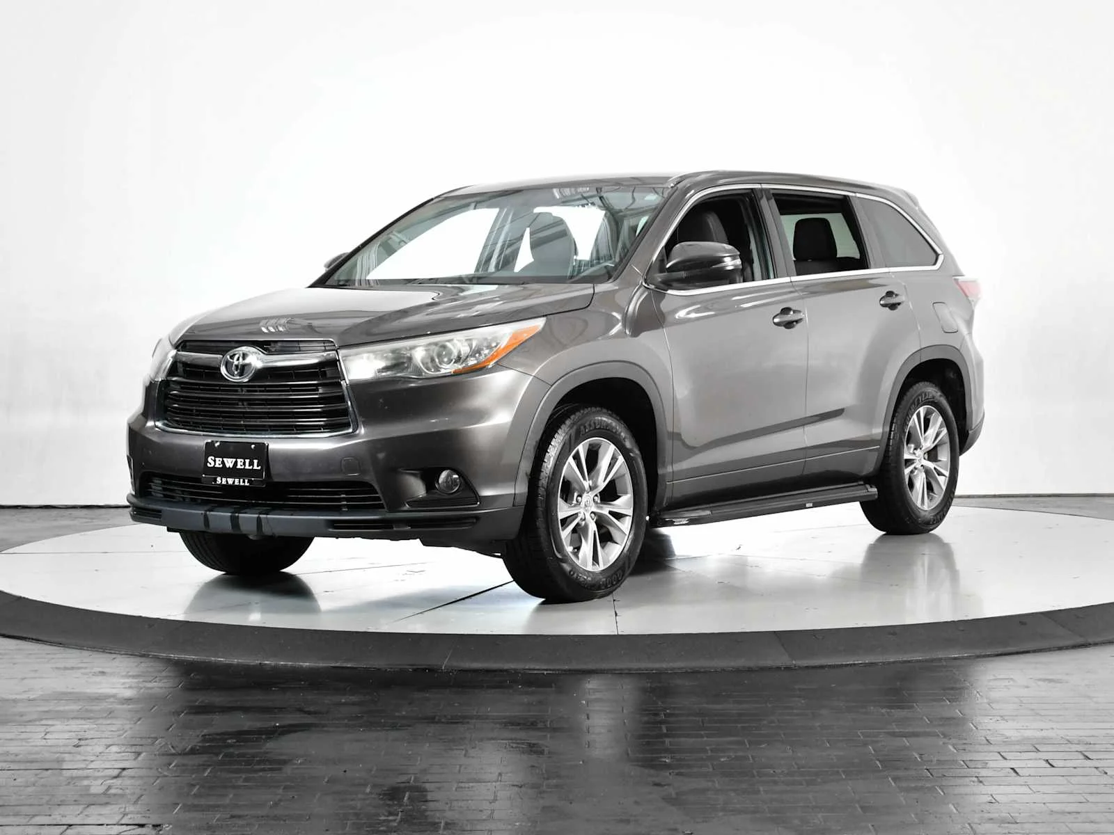 Used 2015 Predawn Gray Mica Toyota LE image 1