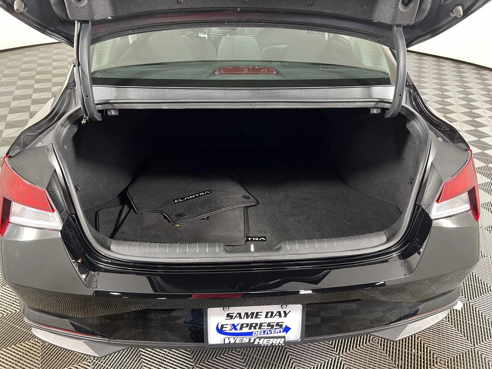 Used 2023 Phantom Black Hyundai SEL image 10