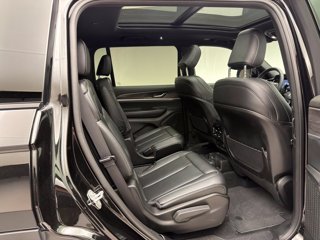 Used 2025 Diamond Black Jeep Limited image 7