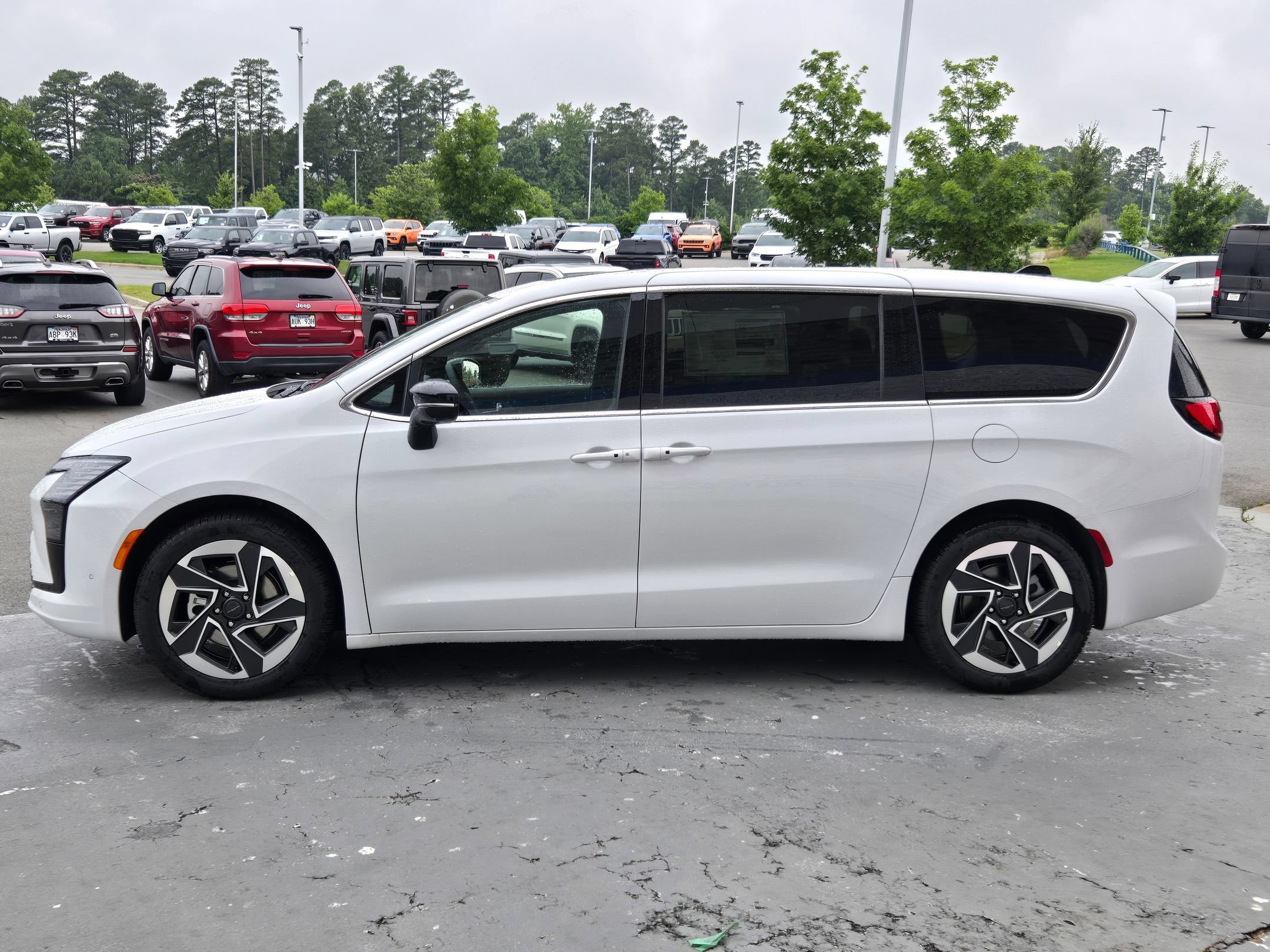 New 2027 Bright White Clear-Coat Exterior Paint Chrysler Limited image 4