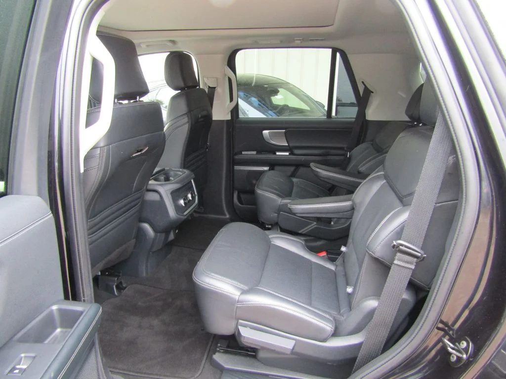 Used 2025 Black Ford Platinum image 33