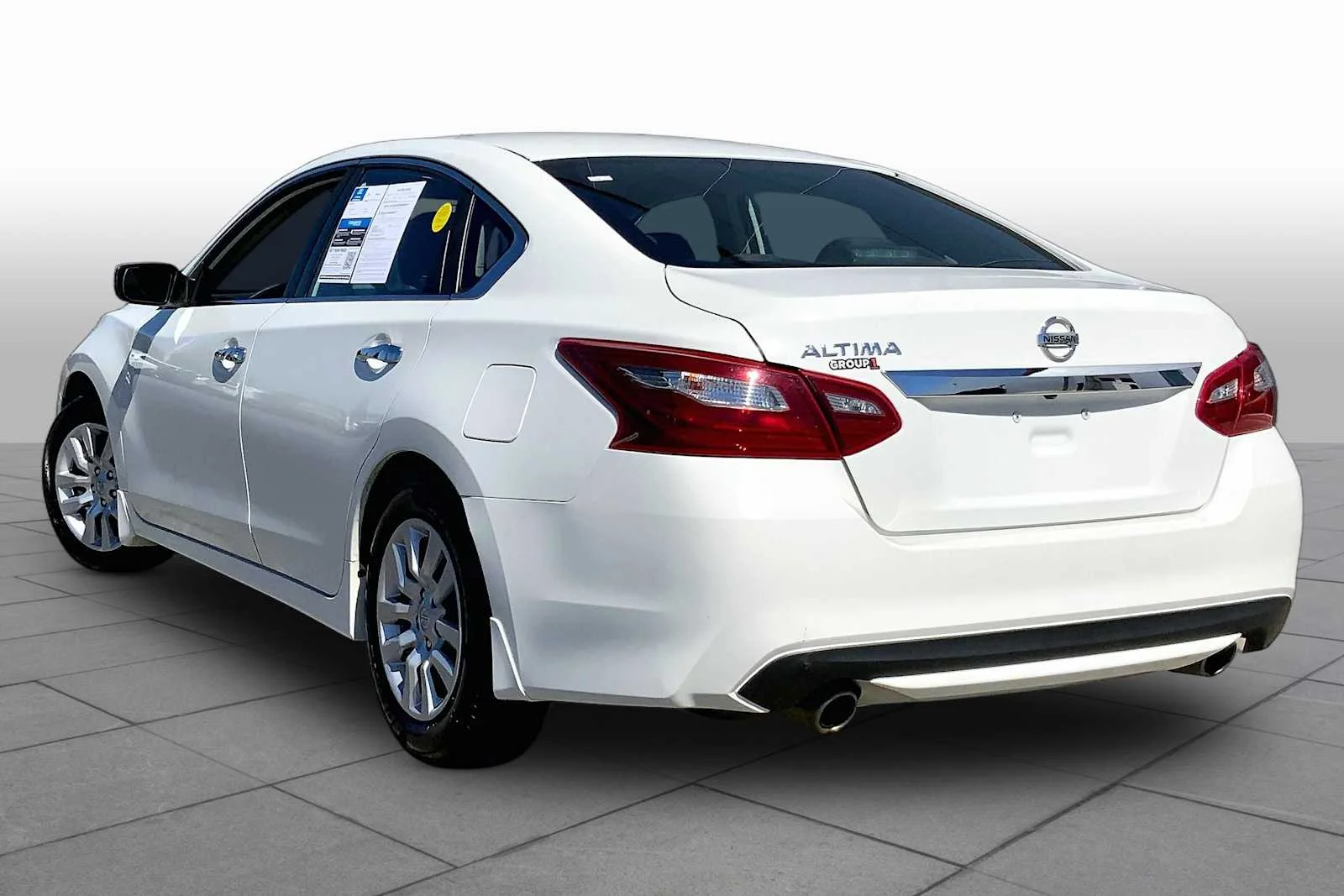 Used 2018 Glacier White Nissan 2.5 S image 11