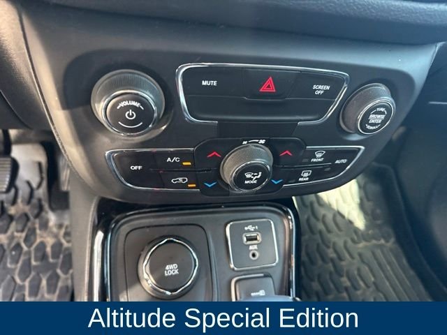 Used 2019 White Jeep Latitude image 17