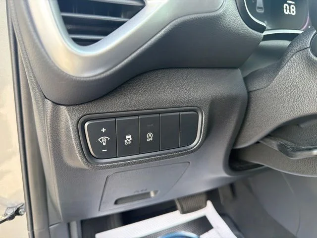 Used 2025  Kia LX image 27