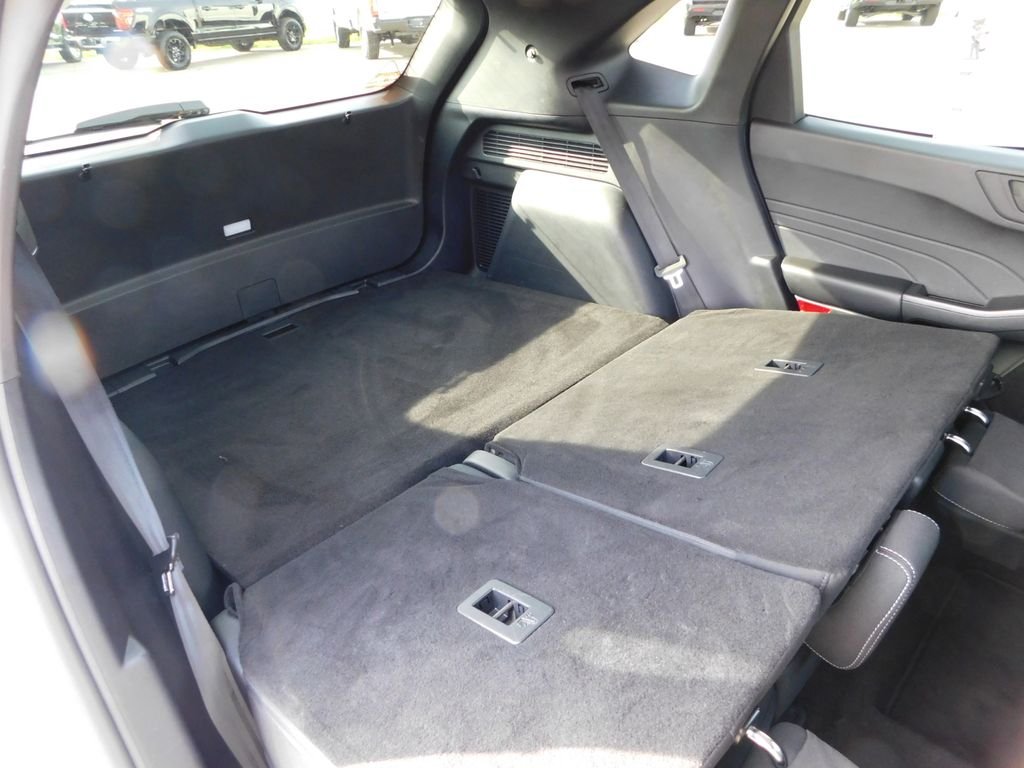 Used 2025 Oxford White Ford Active image 24