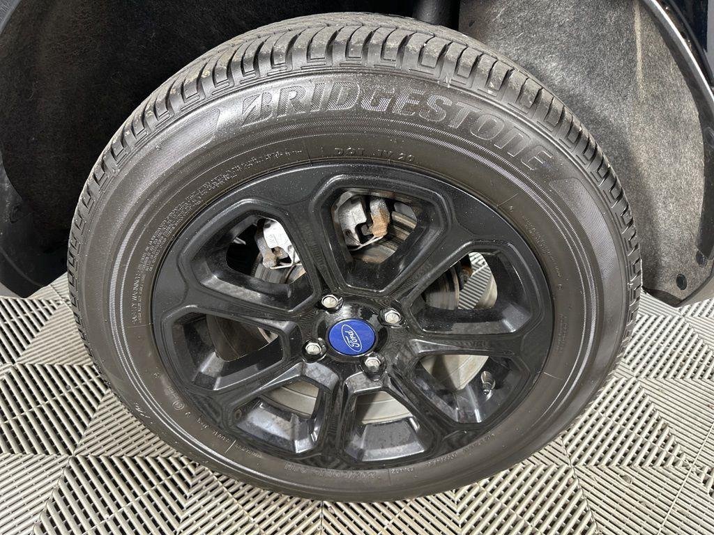 Used 2022 Shadow Black Ford SE image 11