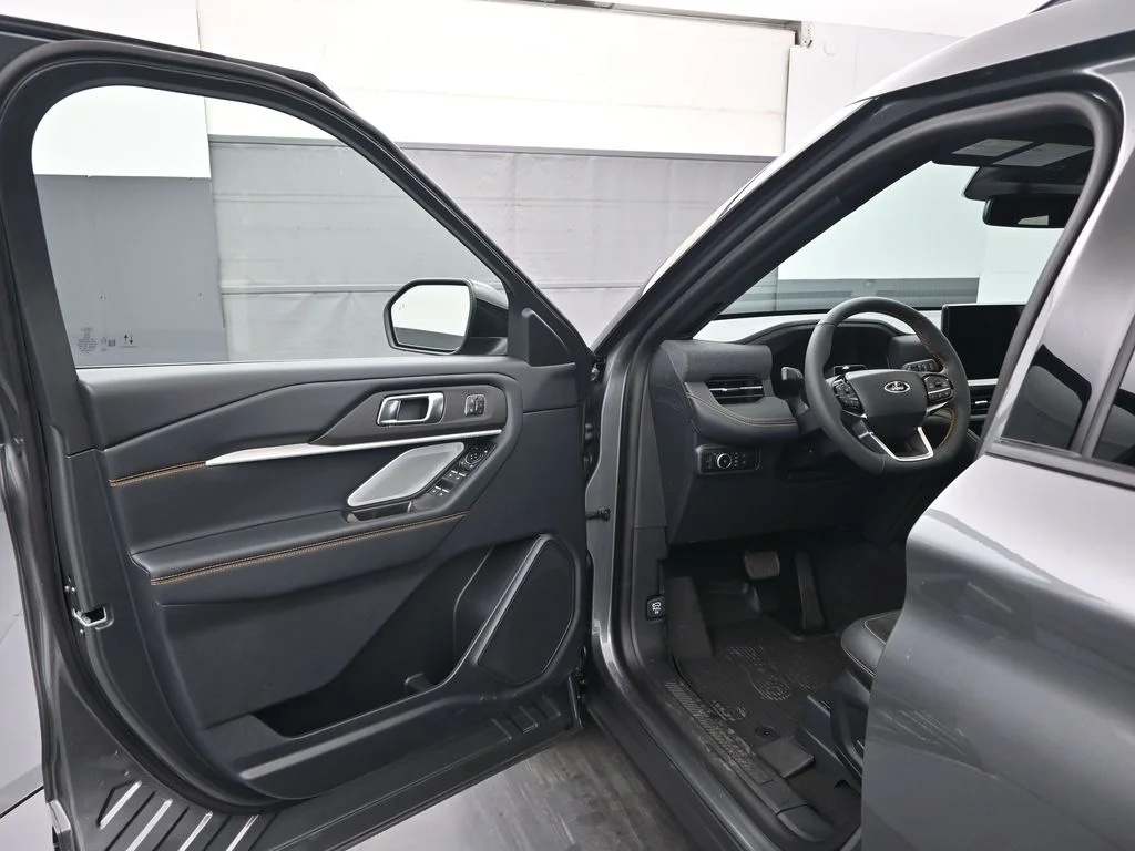 New 2026 Carbonized Gray Metallic Ford Tremor image 8