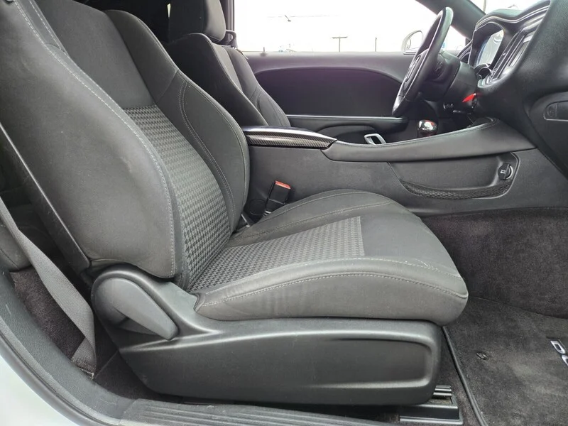 Used 2016 Bright White Clearcoat Dodge SXT image 10