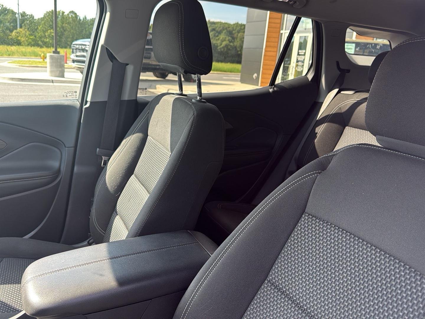 Used 2024 Summit White GMC SLE image 19