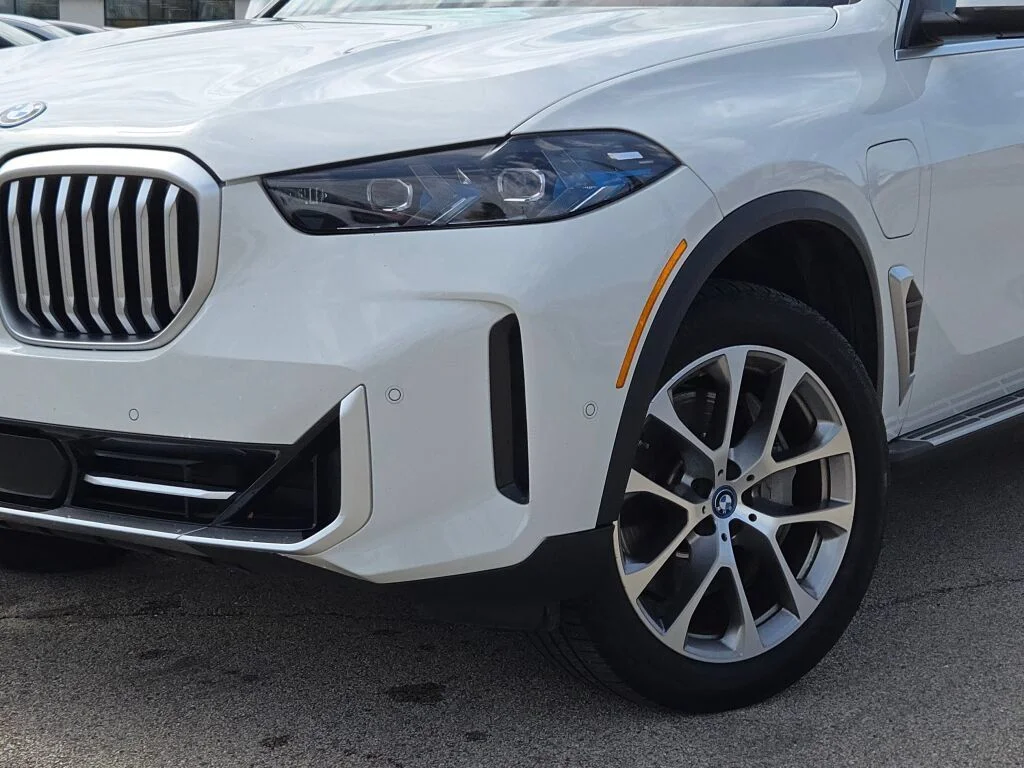 Used 2025 Alpine White BMW xDrive50e image 3