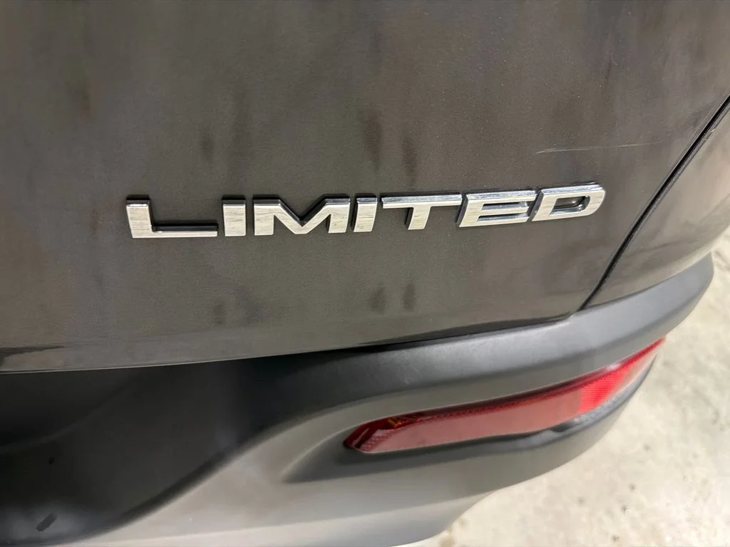 Used 2016 Granite Crystal Metallic Clearcoat Jeep Limited image 10