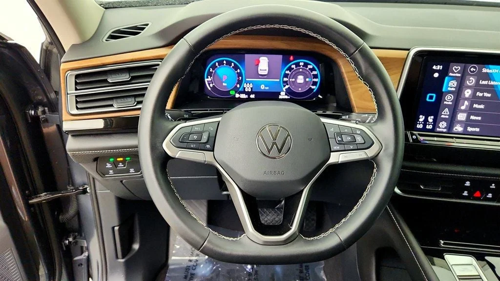 Used 2025 Platinum Gray Metallic Volkswagen 2.0T SE w/Technology 4MOTION image 13