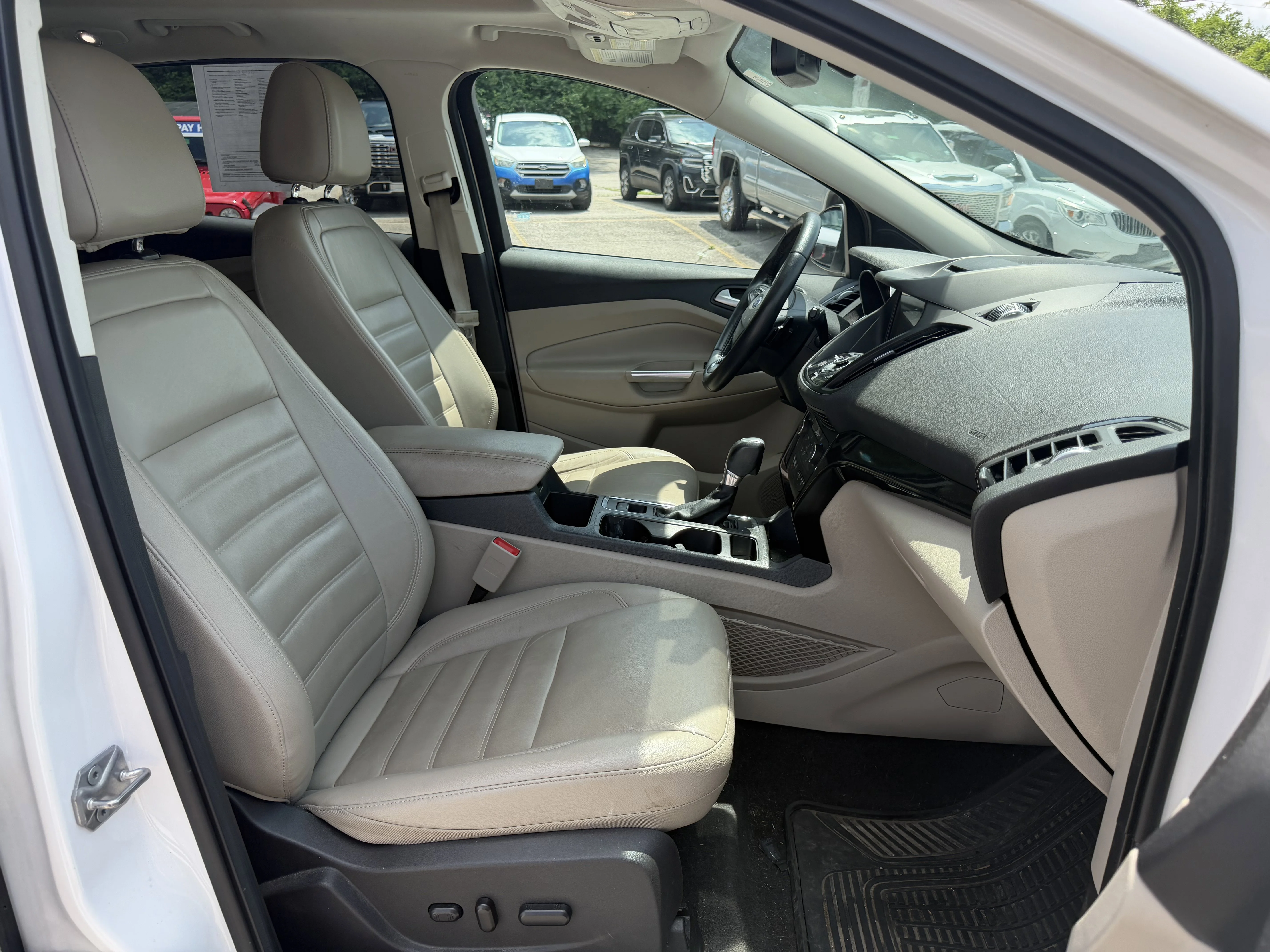 Used 2017  Ford Titanium image 11