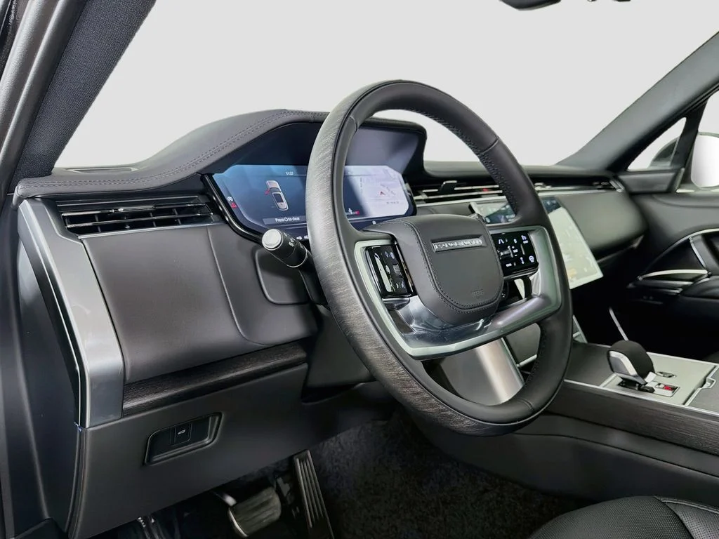New 2026 Santorini Black Land Rover SE image 9