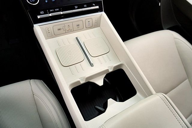 Used 2025 White Hyundai Calligraphy image 36