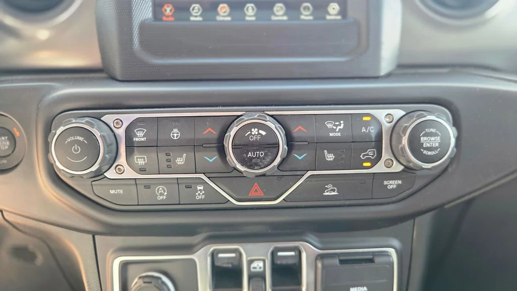 Used 2023 Green Jeep Sport S image 22
