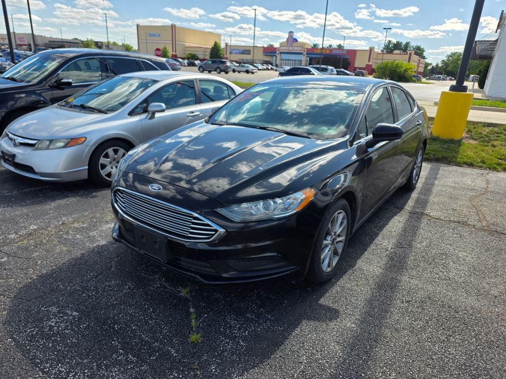 Used 2017 Shadow Black Ford SE image 2
