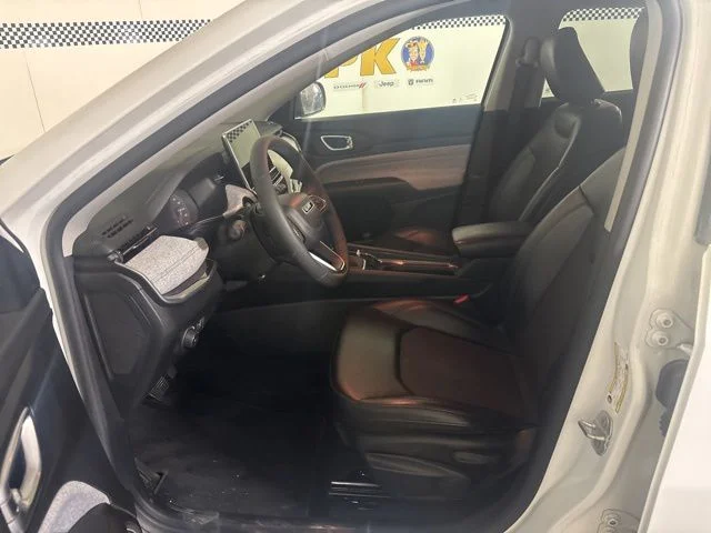 Used 2022 Bright White Clearcoat Jeep Latitude image 19