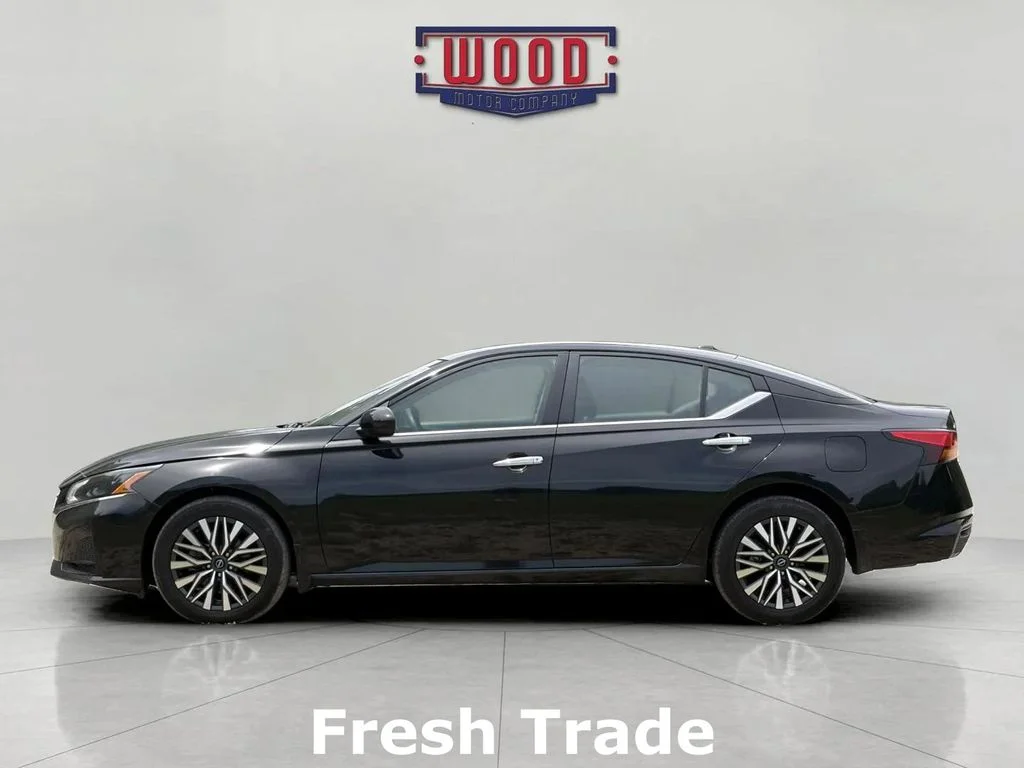 Used 2023 Super Black Clearcoat Nissan 2.5 SV image 4