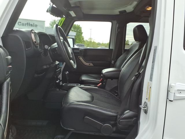 Used 2017 White Jeep Unlimited Sahara image 13