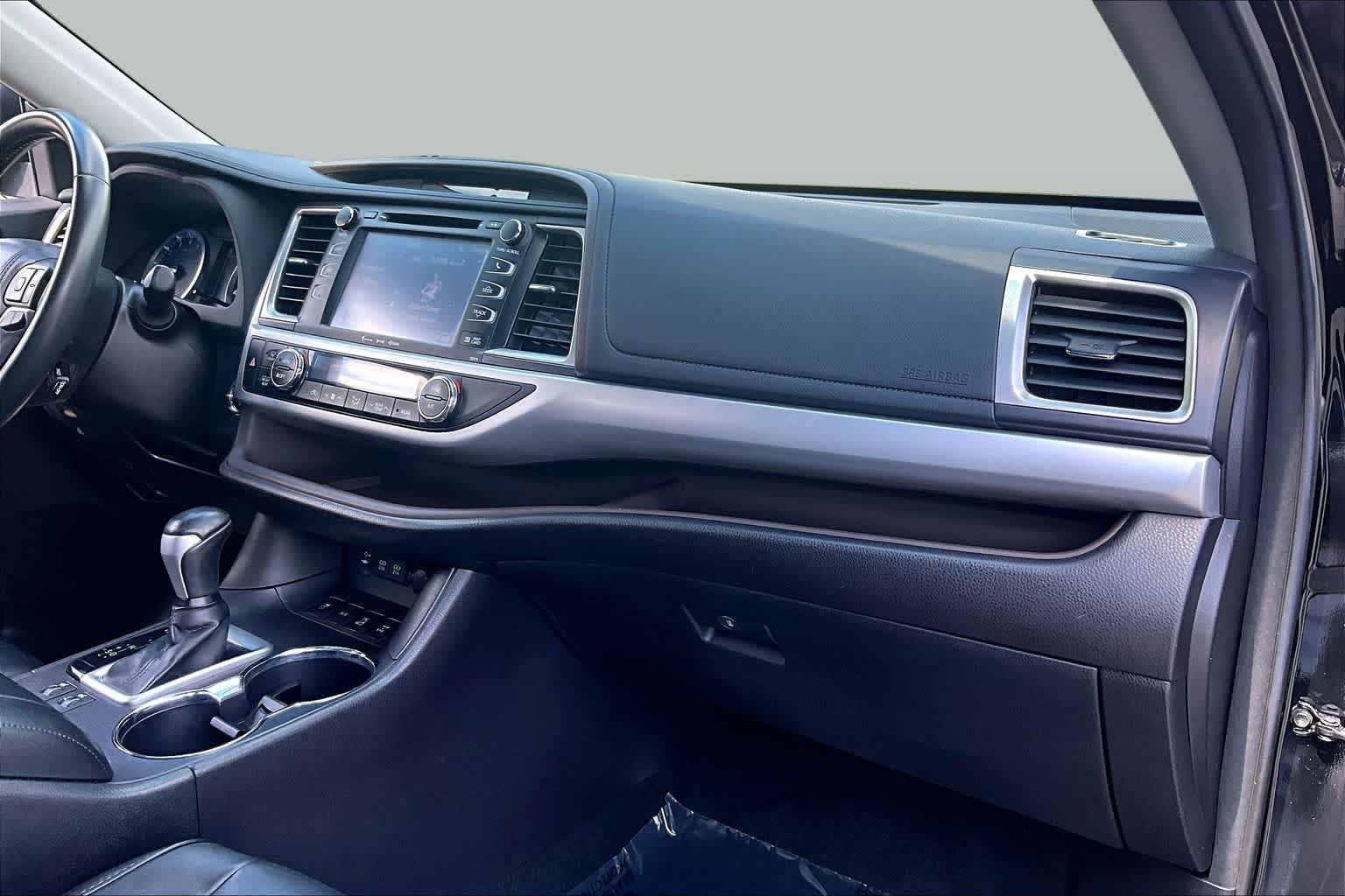 Used 2018 Midnight Black Metallic Toyota XLE image 19