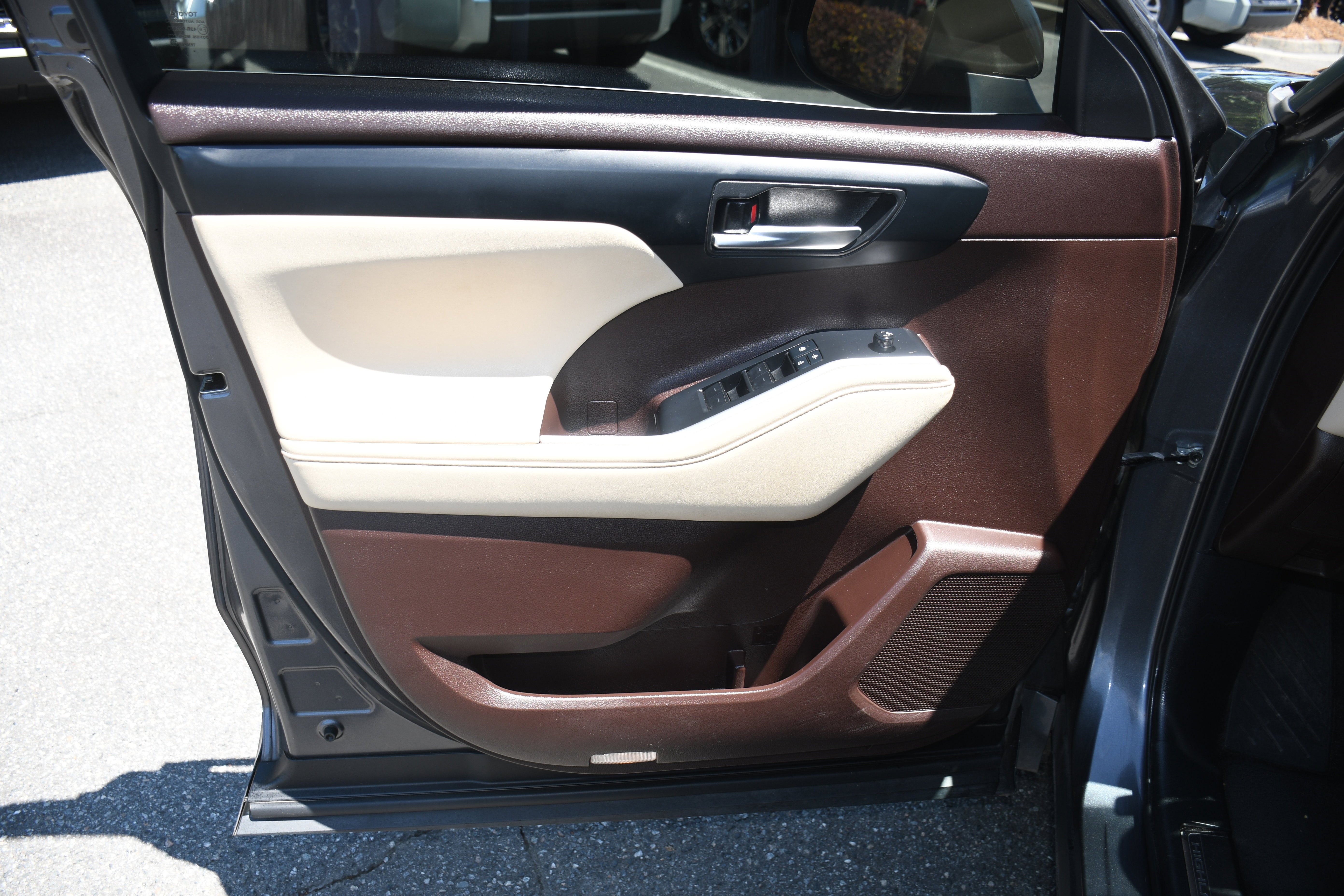 Used 2022 Gray Toyota XLE image 10