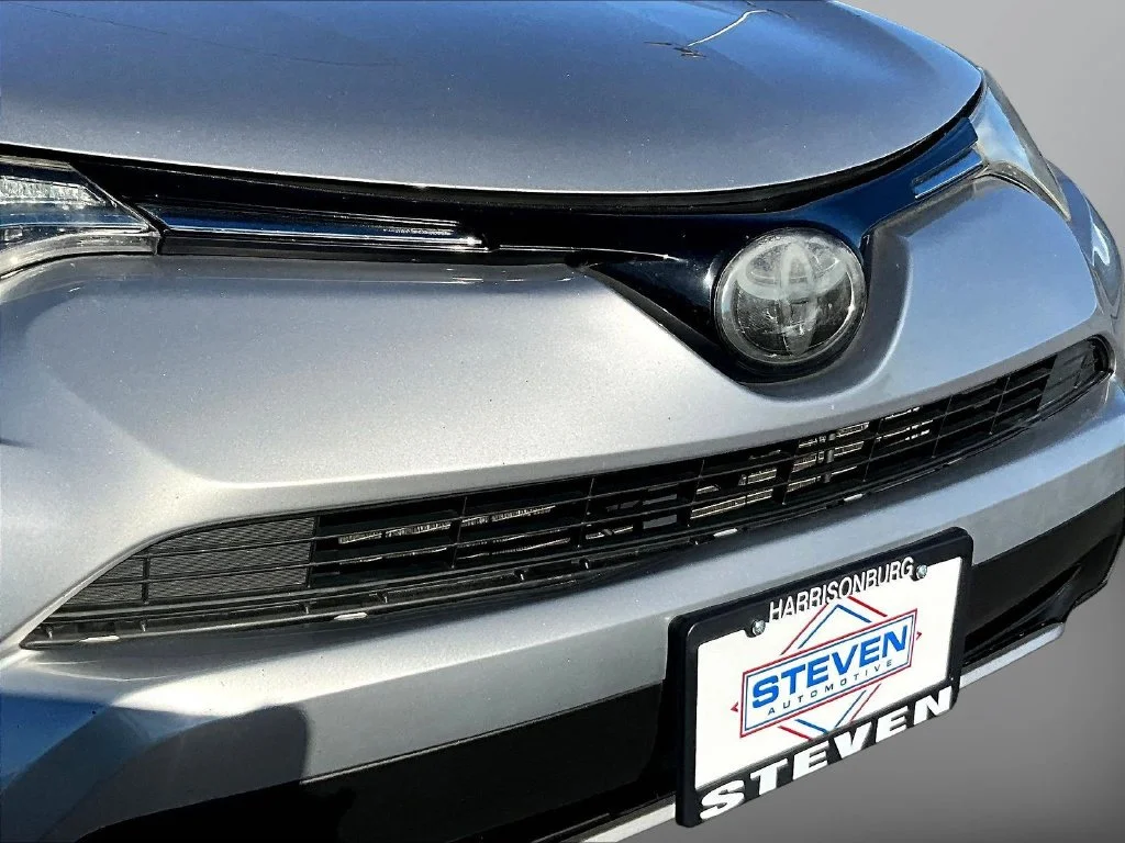 Used 2018 Silver Toyota XLE image 33