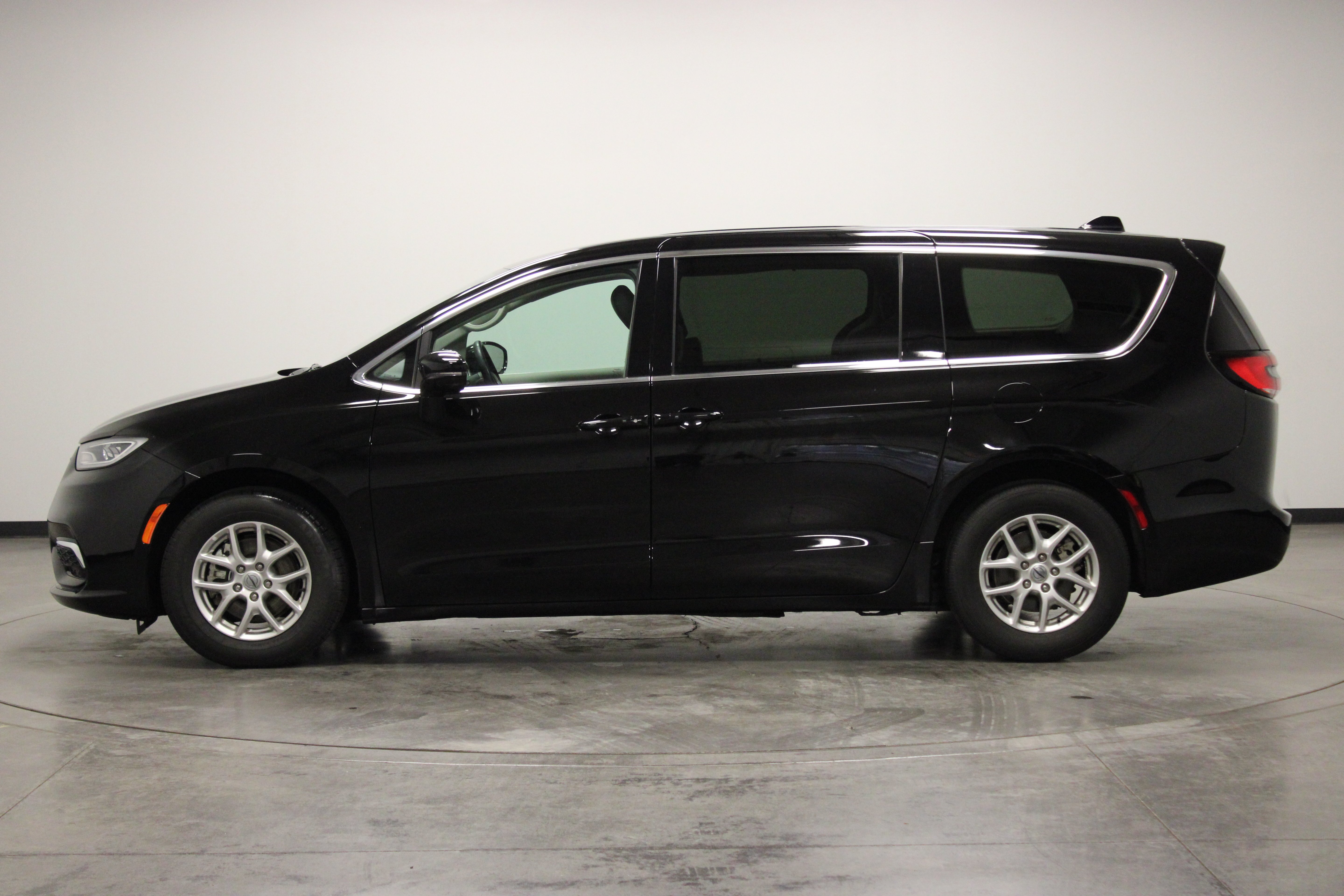 Used 2024 Diamond Black Crystal Pearlcoat Chrysler Touring L image 5