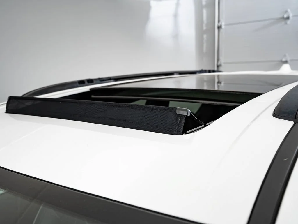 Used 2022 Bright White Clearcoat Chrysler Limited image 14