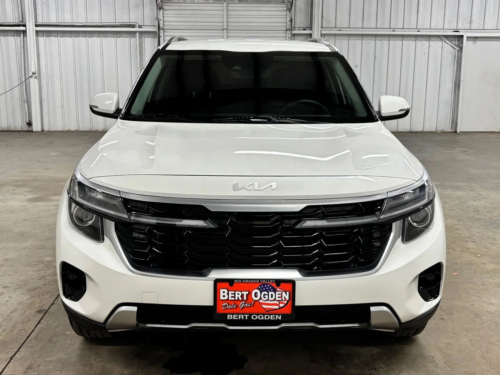 Used 2025 White Kia S image 2