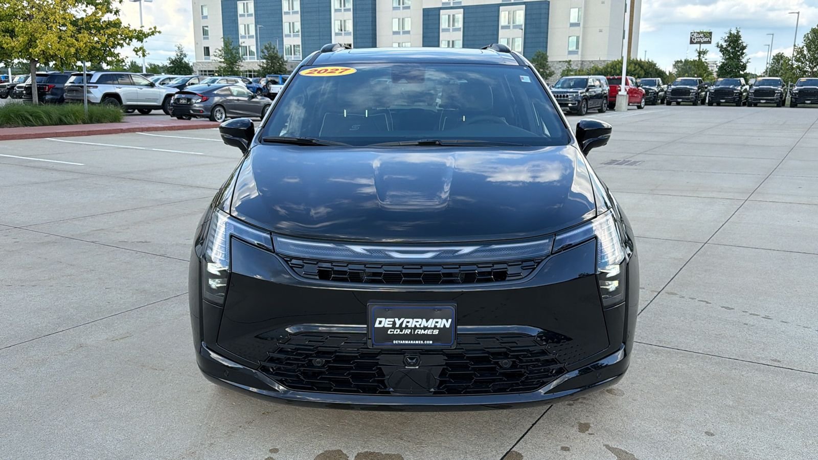 New 2027 Diamond Black Crystal Pearl-Coat Exterior Paint Chrysler Limited image 3